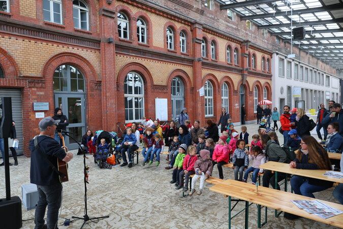 Klicken für eine Vergrösserung Herr Müller und seine Gitarre spielen am Hauptbahnhof