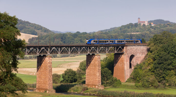 Ein Zug der Cantus fährt über eine lange Brücke