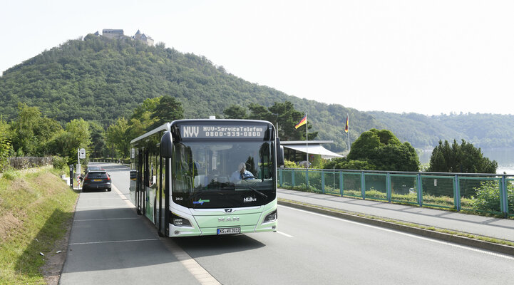 Ein grün weißer NVV Bus parkt am Straßenrand