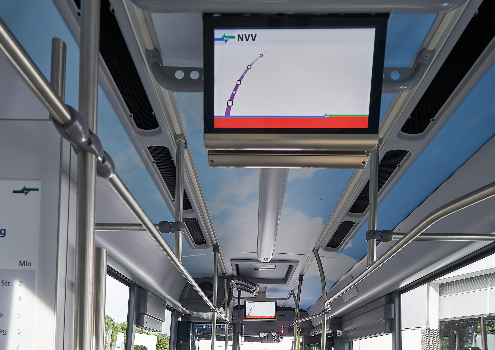 Der Innenraum eines Busses mit Blick auf die angebrachten Bildschirm