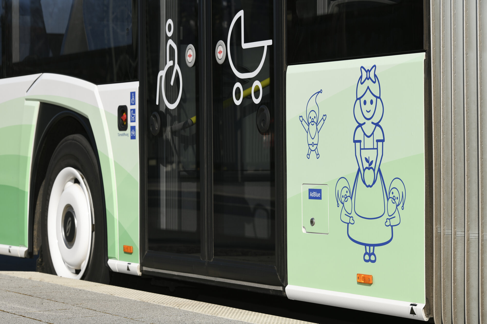 Außenansicht eines neuen Bus mit Märchendesign Aufdruck